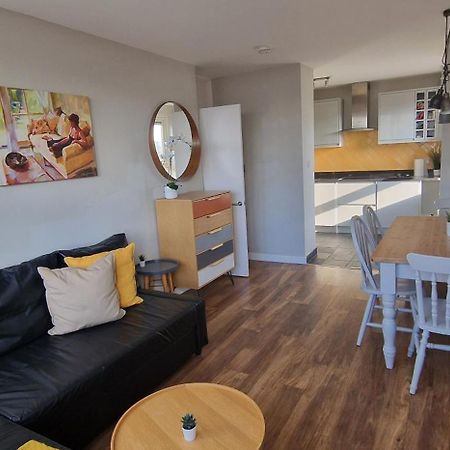 Beautiful 3-Bedroom Flat With Stunning Views Лондон Екстериор снимка